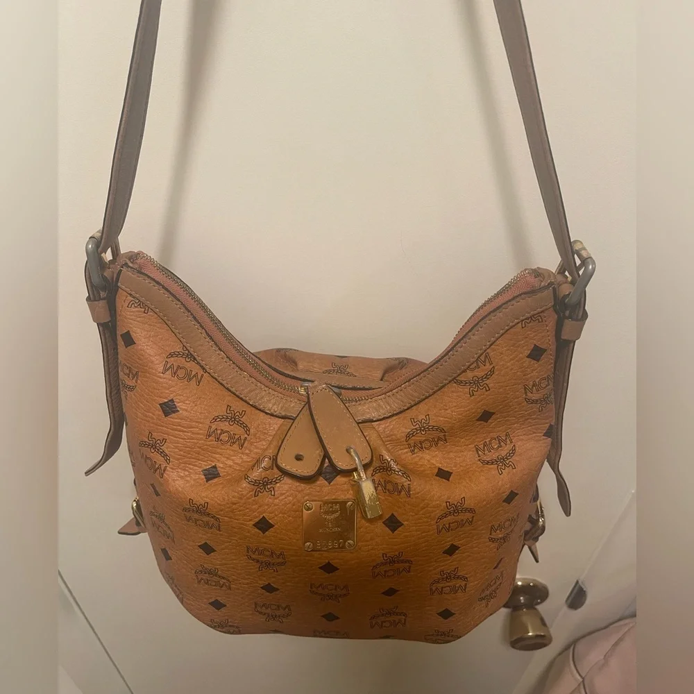MCM Aren Hobo bag in Visetos Cognac Logo with adjustable Shoulder Bag tarnished - Picture 2 of 10